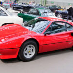 Ferrari redujo el motor a 2.0 litros por impuestos en Italia, lo que afectó directamente el rendimiento. Con unos 8,5 segundos en el 0-100 km/h, era uno de los Ferrari menos rápidos de su historia.