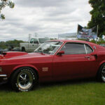 Uno de los muscle cars más míticos de finales de los 60. Ford lo homologó con 375 hp, pero su motor V8 de 7.0 litros era claramente más potente en la realidad. Aunque no hay cifras oficiales exactas, diversas pruebas y preparadores estiman que superaba ampliamente los valores declarados, convirtiéndose en una pieza clave del legado Mustang.