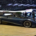 El Huayra BC es una obra de ingeniería artesanal con alma de escultura en movimiento. Su motor V12 biturbo de origen Mercedes-AMG produce 790 CV y le permite alcanzar 238 mph. Su bajo peso y su aerodinámica extrema lo convierten en uno de los hiperdeportivos más eficaces jamás creados.