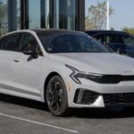 El Kia K5 2026 parte desde 28.735 dólares y destaca por una imagen exterior moderna que recuerda a marcas de lujo. En el interior ofrece buena tecnología, gran pantalla central y una presentación superior a lo habitual en su rango.

Su espacio interior y equipamiento de serie son puntos fuertes, aunque el mantenimiento a largo plazo puede ser algo superior a la media. Aun así, es una opción muy atractiva para quien quiere estilo sin pagar demasiado.