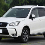 El Subaru Forester es una referencia en seguridad y tracción total. Su sistema AWD de serie lo convierte en una opción ideal para climas adversos o conducción en superficies complicadas. Además, su visibilidad exterior es excelente gracias a su diseño de grandes ventanales.