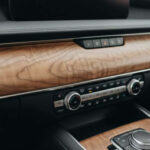 Mazda incorpora madera auténtica en el interior, alejándose de los plásticos que imitan materiales premium. Este detalle aporta calidez visual y una sensación de calidad difícil de encontrar en este rango de precio.