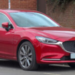 El Mazda6 es una berlina que ofrece más espacio y confort que un compacto, sin llegar al tamaño de un SUV. Su diseño elegante y su buen nivel de seguridad lo convierten en una opción muy interesante para uso diario y viajes largos.