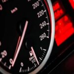 Casi un 30% de los vehículos entregados como parte de un intercambio tenían equidad negativa, con un promedio de 7.214 dólares más de deuda que el valor del coche. Esto se traduce en pagos mensuales de 916 dólares, 144 dólares por encima del promedio de la industria, y muchos contratos de hasta 84 meses que convierten un préstamo problemático en dos, atrapando a los compradores en un ciclo de deuda.