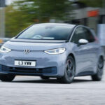 El ID.3 fue uno de los pioneros eléctricos de nueva generación en Europa. Su batería de 58 kWh permite recorrer hasta 265 millas, y destaca por su capacidad de carga rápida. El interior es espacioso, con hasta 1.267 litros de capacidad máxima, y su rendimiento es más que suficiente para un uso versátil.