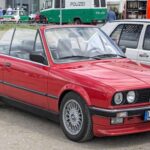 Uno de los BMW más queridos. Compacto, ágil y con un diseño atemporal que sigue vigente. Además, su mantenimiento es relativamente accesible, lo que aumenta su atractivo.