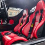 La unidad fue gestionada originalmente por Maranello Concessionaires Ltd. Su primer propietario reservó el vehículo incluso antes de su presentación oficial en 2002, y la entrega se concretó en junio de 2004. Este nivel de documentación agrega valor histórico y trazabilidad, dos factores clave para coleccionistas serios.