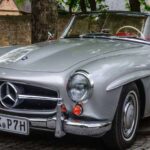 Diseñado para la élite, pero admirado por todos, el 300SL Roadster impresiona con sus líneas elegantes y parrilla imponente. Bajo su belleza se esconde innovación: chasis de espacio tubular y sistema de inyección directa. Cada viaje con este roadster es una experiencia de estilo y velocidad, un clásico que todavía se siente actual.