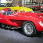 Fabricado entre 1957 y 1961, con solo 34 unidades, destaca por su icónica cubierta roja del motor y sus victorias en Le Mans. En 2011, un modelo de 1957 alcanzó los 16,4 millones de dólares, demostrando su valor para coleccionistas de todo el mundo.