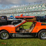 El Safety Vehicle One sorprendía con puertas de ala de gaviota y jaula antivuelco integrada, años antes de que estas características fueran comunes. Fabricado en fibra acrílica, solo se produjeron menos de 3.000 unidades debido a problemas de producción y costes crecientes.