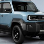 El Land Cruiser FJ 2027 combina diseño retro con capacidades off-road modernas. Su plataforma contemporánea integra tracción total permanente, modos de terreno configurables y gran altura libre, mientras que los híbridos entregan más de 350 Nm de par. El habitáculo mezcla materiales robustos con tecnología avanzada y pantallas amplias, manteniendo la esencia aventurera del modelo clásico.