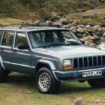 El motor del American Motors Corporation se convirtió en sinónimo de durabilidad. Introducido en los años 60, sobrevivió más de cuatro décadas en producción y fue utilizado en modelos como el Jeep Cherokee, destacando por su fiabilidad casi indestructible.