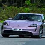 El Porsche Taycan ha sufrido una depreciación significativa, haciendo que modelos de pocos años estén disponibles desde 40.600 €. A pesar de la caída de precio, el Taycan mantiene su manejo preciso, aceleración contundente y autonomía real de unos 402 km, convirtiéndolo en una opción atractiva para quienes buscan un EV deportivo con marca reconocida.