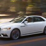 El Lincoln Continental transmite una sensación de lujo maduro y discreto, con detalles cromados y un interior sobrio pero sofisticado. Por 14.600 $, su presencia rivaliza con vehículos de precio mucho mayor, ofreciendo una experiencia de conducción distinguida y cómoda, perfecta para quienes valoran la elegancia sin ostentación.