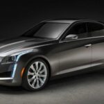 El Cadillac CTS combina líneas definidas, luces LED verticales y una postura baja y ancha que proyecta una apariencia agresiva y moderna. Con un precio promedio de 15.375 $, este sedán ofrece estilo, presencia y confort, convirtiéndose en una alternativa económica a competidores europeos de alta gama, sin sacrificar calidad ni lujo.