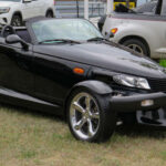 El Plymouth Prowler parecía un muscle car extremo, pero escondía un motor V6 sin carácter. Su rendimiento no estaba a la altura de su diseño, convirtiéndolo en una gran decepción para los entusiastas.