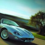 El XK, fabricado completamente en aluminio y lanzado en 2006, es un coche superior al XK8 gracias a su habitáculo de mayor calidad y una experiencia de conducción más precisa. Sin embargo, su valor sigue depreciándose, mientras que el XK8 tocó fondo y está empezando a recuperarse. El XKR sobrealimentado es el coche que todos desean, especialmente en su versión descapotable, pero cualquier coche en buen estado y con un historial de mantenimiento completo resultará una buena compra.