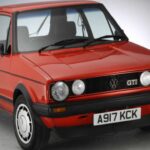 El Volkswagen Golf GTI MK1 democratizó la deportividad con una fórmula simple pero efectiva: bajo peso, buen chasis y un motor eficiente. Con 109 CV y apenas 810 kg, ofrecía una conducción ágil y divertida, convirtiéndose en el referente de los “hot hatch” y logrando un enorme éxito comercial a nivel global.