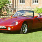 El TVR Griffith de los años 90 marcó un renacimiento para la marca con un diseño más moderno y aerodinámico. Fue un éxito inmediato, con pedidos constantes tras su presentación. Más radical que el Chimaera, combinaba altas prestaciones con una fiabilidad relativamente mejorada.