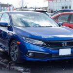 Para familias, la Toyota Sienna de segunda mano es una opción segura y duradera. Aunque pueda tener signos de uso, como restos de crayones, la fiabilidad de Toyota asegura años más de buen rendimiento. Autotrader.com indica que modelos usados de hace una década pueden encontrarse por menos de $5,000, convirtiéndola en una excelente alternativa para quienes necesitan espacio y comodidad sin gastar una fortuna.