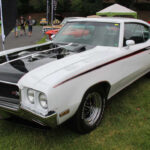 Clásico con motor 426 HEMI: 5.5–5.6 s y gran desempeño en recta.