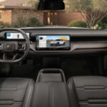 Aunque no llega al nivel del R1S, mantiene acabados de calidad, materiales agradables y una estética cuidada que lo posiciona por encima de muchos rivales.