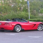 El Dodge Viper de última generación (2008–2010) con motor V10 de más de 600 hp ofrece una experiencia extrema y sin filtros. La demanda se redujo por seguros caros y un interior exigente, pero ahora se encuentra por menos de $40,000, ofreciendo potencia y adrenalina a un costo que parece irreal comparado con su precio original de más de $80,000.
