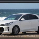 El Kia Rio ofrece un precio accesible, pero su suspensión rígida y su motor poco potente afectan negativamente la experiencia de conducción. Además, el ruido del viento y la carretera invade el habitáculo a altas velocidades. Su falta de refinamiento lo convierte en una opción poco recomendable frente a sus competidores.