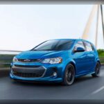 El Chevy Sonic 2015 destaca por su eficiencia de combustible —hasta 32 MPG combinadas— y su baja incidencia de problemas, con solo tres recalls reportados. Su tamaño compacto y confiabilidad general lo convierten en una opción segura y económica dentro del rango de coches usados asequibles.