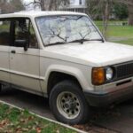 El Isuzu Trooper se destacó más por lo que no se veía: plástico funcional y paneles interiores simples, mientras su tracción total permanente y suspensión independiente ofrecían capacidades off-road sólidas. Su motor V6 de 3.2 litros proporcionaba potencia confiable y, con el tiempo, la escasez de unidades supervivientes convirtió al Trooper en un vehículo de culto para coleccionistas, confirmando que la competencia silenciosa también deja huella.