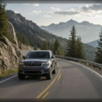 Jeep ha llevado su icónico SUV a un nuevo nivel de lujo. Destacan las pantallas de gran tamaño y los acabados en madera natural, que aportan sofisticación al interior. Su suspensión neumática adaptativa ajusta la altura del vehículo automáticamente, mejorando la estabilidad en carretera sin perder sus capacidades todoterreno.