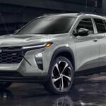 El Chevrolet Trax ofrece una relación espacio-precio difícil de igualar. Su motor turbo responde bien en ciudad y su capacidad lo convierte en una opción ideal para familias que necesitan versatilidad sin gastar de más.