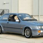 El Ford Sierra RS500 Cosworth se creó para dominar el Grupo A. Aunque en calle ofrecía 224 CV, en competición superaba ampliamente los 500, demostrando su verdadero potencial.