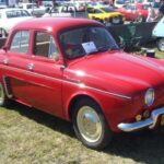 Un pequeño europeo elegante pero simple mecánicamente. Tuvo críticas por rendimiento, pero su diseño y rol histórico lo revalorizaron. Hoy es visto como parte clave de la expansión global de Renault.