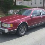 El Lincoln Continental Mark VII llegó a montar un motor diésel de BMW: un 2.4L turbo de seis cilindros. Aunque su vida fue corta, este modelo demuestra hasta qué punto incluso las marcas de lujo americanas buscaron soluciones en Europa.