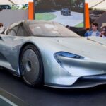 El McLaren Speedtail representa el futuro de la marca. Con un sistema híbrido de más de 1.000 CV, alcanza los 403 km/h. Su diseño aerodinámico tipo “longtail” y su tecnología avanzada lo convierten en uno de los McLaren más innovadores.