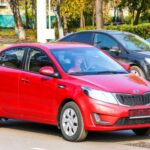 Kia ha pasado de ser una opción económica básica a convertirse en una marca altamente competitiva. Con un precio medio de 31.988 dólares y modelos como Rio o Forte, su mantenimiento ronda los 2.370 dólares en cinco años. Su gran salto en calidad y tecnología la posiciona como una de las mejores opciones en relación calidad-precio.