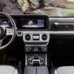 Aunque parezca un vehículo rudo, el G-Wagon está cargado de tecnología. Sistema multimedia, climatización, asientos eléctricos y sensores deben funcionar correctamente. Fallos electrónicos pueden ser frecuentes y caros de reparar.