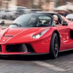 El Ferrari LaFerrari Aperta lleva el concepto de hypercar a cielo abierto. Su sistema híbrido con motor V12 alcanza los 947 CV, ofreciendo una mezcla perfecta de potencia, tecnología y exclusividad.