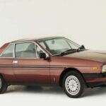 El Lancia Gamma destacaba por su diseño elegante y su propuesta como sedán de lujo, pero escondía un grave error de ingeniería. El sistema de dirección asistida estaba conectado de manera tal que podía comprometer el motor en ciertas condiciones, incluso provocando fallas catastróficas. A esto se sumaban problemas de fiabilidad típicos de la época, lo que lo convirtió en un modelo poco recomendable.