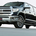 El Toyota Tundrasine es uno de los conceptos más extravagantes de la marca. Básicamente, una pickup Tundra convertida en limusina de más de 7 metros de largo, con interior de lujo estilo jet privado. Fue un one-off para el SEMA y nunca pasó de ahí.