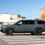 El Rivian R1S lidera este grupo con 5.494 unidades estimadas. Su crecimiento, aunque moderado, confirma una tendencia clara: los SUV eléctricos siguen siendo los favoritos del público, superando incluso a propuestas más disruptivas como las pickups eléctricas.