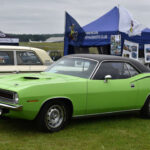 El Plymouth Cuda es uno de los muscle cars más imponentes visualmente. Su postura baja, líneas marcadas y estética agresiva lo convierten en una de las siluetas más puras del género.