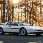 El M1 es un símbolo del diseño de los años 80, y sus llantas futuristas encajan perfectamente con su silueta en forma de cuña. Tan icónicas fueron que BMW las reinterpretó décadas después en prototipos modernos.