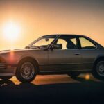 El BMW E24 6 Series añadió dramatismo al lenguaje de diseño. Su silueta elegante y agresiva mantenía la esencia dinámica de la Neue Klasse, pero con más presencia.