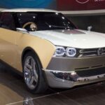 El Nissan IDx, presentado en 2013, fue una apuesta por la nostalgia reinterpretada. Inspirado en el legendario Datsun 510, este concept combinaba un diseño retro con opciones de personalización pensadas para una nueva generación de conductores. Existían dos variantes, el Freeflow y el Nismo, cada una con su propia personalidad. Su enfoque accesible y emocional lo convertía en un candidato ideal para producción, pero Nissan decidió no avanzar con el proyecto. Hoy, su ausencia se siente más que nunca en un mercado dominado por SUVs.