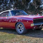 El Dodge Charger 426 Hemi de 1968 es uno de los iconos más reconocibles del muscle car. Equipado con un V8 de 425 CV, podía acelerar de 0 a 100 km/h en 4,8 segundos, a pesar de su elevado peso. Su combinación de estética y potencia lo convirtió en una leyenda instantánea.
