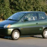 El Honda EV Plus fue el primer coche eléctrico de producción de la marca, lanzado en 1997. Con una autonomía de entre 60 y 80 millas, fue un pionero absoluto en su tiempo. Solo se produjeron unas 330 unidades, y todas fueron retiradas posteriormente. Aunque rudimentario, sentó las bases tecnológicas para futuros desarrollos.