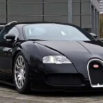 El Bugatti Veyron Super Sport fue durante años el referente absoluto de velocidad. En 2010 alcanzó las 267 mph (431 km/h), gracias a su motor W16 quad-turbo de 1.200 CV. Este modelo no solo destacó por su rendimiento, sino también por su nivel de lujo y tecnología.