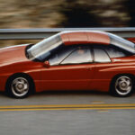 El Subaru SVX fue un coupé adelantado a su tiempo tanto en diseño como en ingeniería. Diseñado por Giorgetto Giugiaro, incorporaba soluciones como ventanas divididas para reducir el ruido aerodinámico. Aunque no fue un éxito comercial, hoy se lo considera un clásico incomprendido.